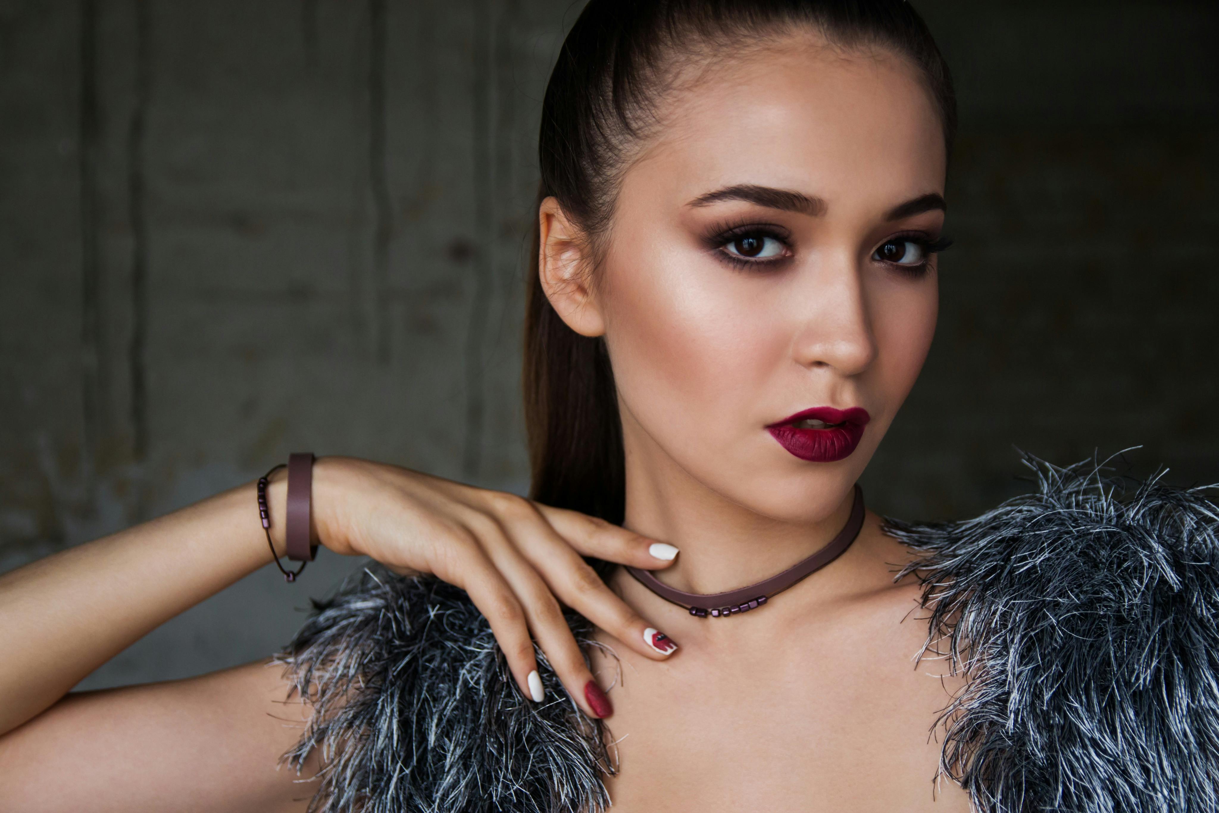 Inspirez-vous des stars avec une robe asymétrique chic